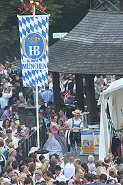 Magnus Kaindl und Tanzmeisterin Katharina Mayer (©Foto: Martin Schmitz)